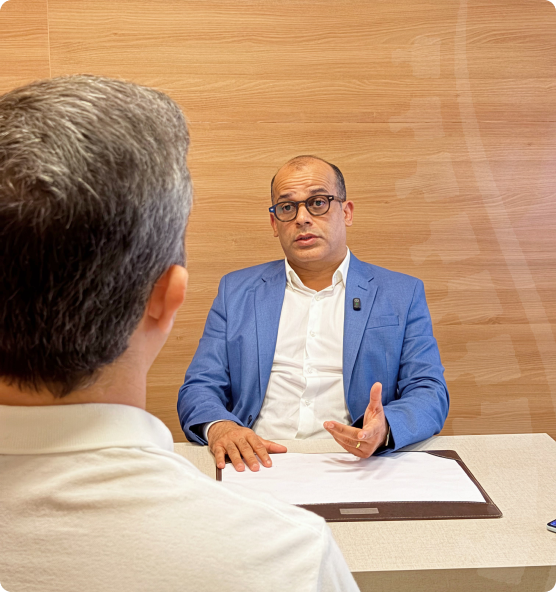Dr. Deoclides em consulta com paciente
